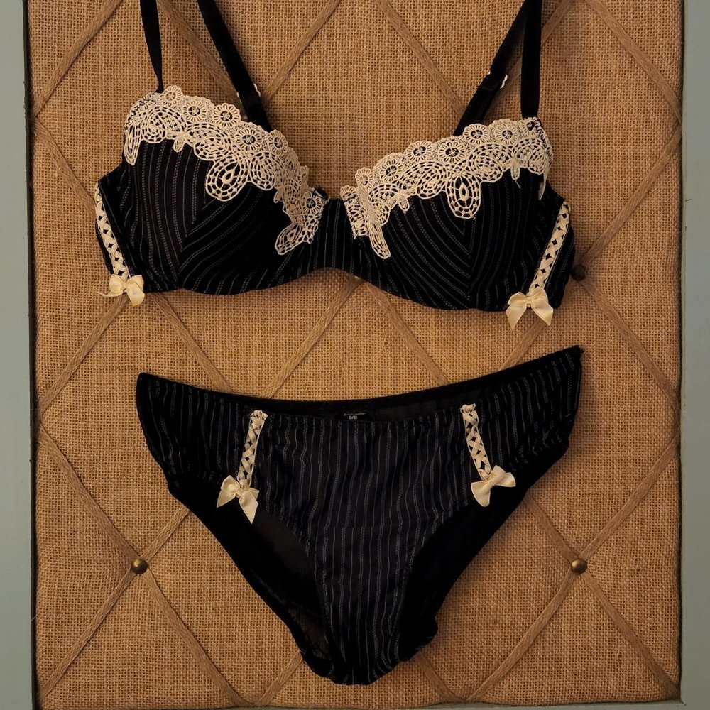 Black and cream lacy pinstripe Ambrielle pushup bra 36B and panty 5/S